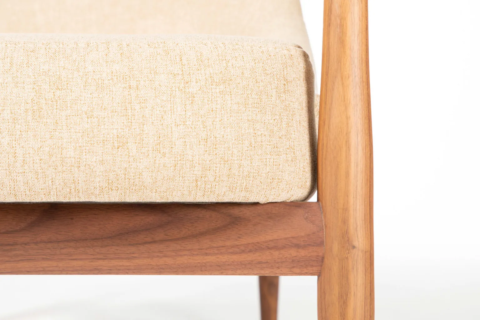Butaca Karlsson de madera de fresno y poliéster Sand - Imagen 6