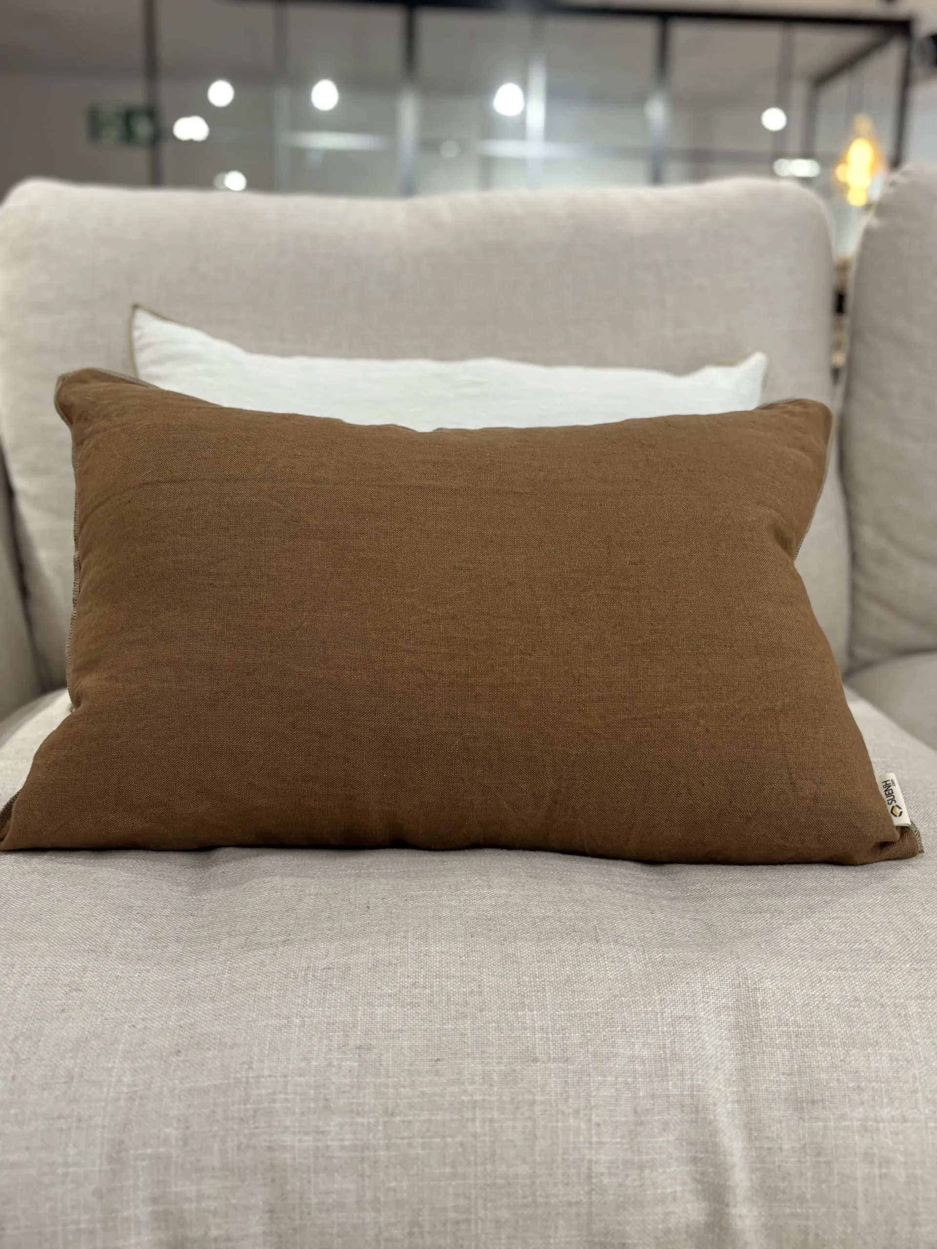 Funda de cojín SUENH Signature en lino 100% 40×60 Mustard Overlock - Imagen 2