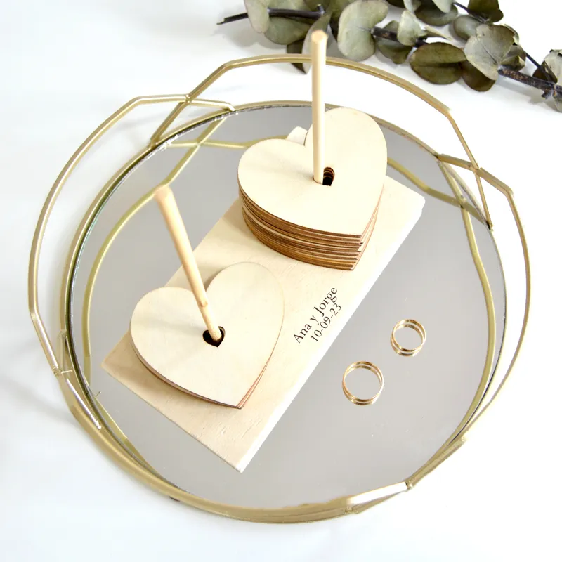 Corazones de madera para firmas de invitados – base personalizada - Imagen 2