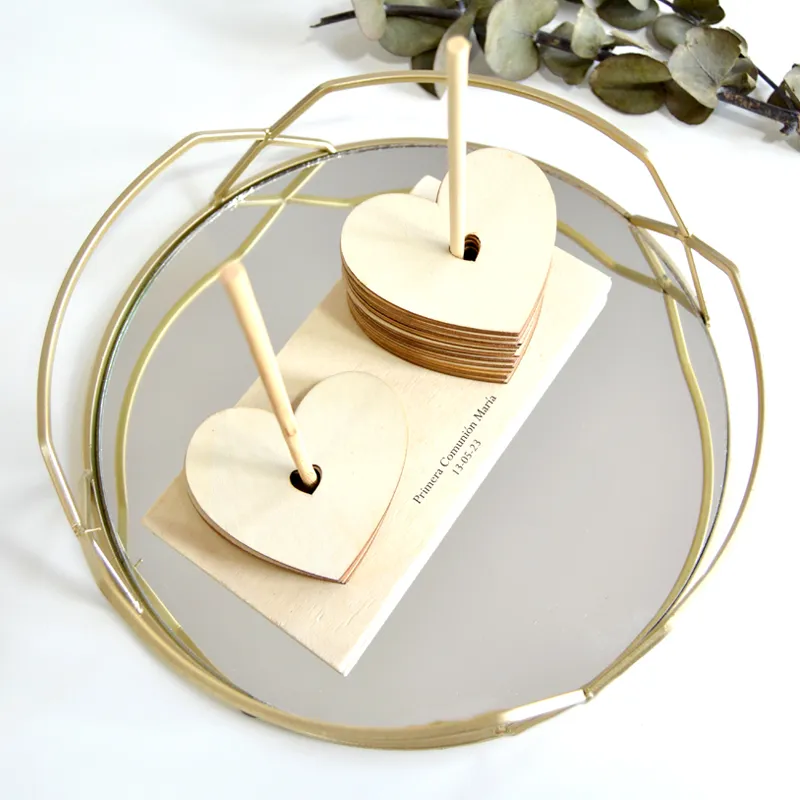 Corazones de madera para firmas de invitados – base personalizada - Imagen 4
