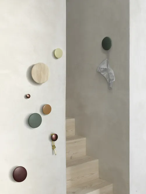 Perchero de pared Dots en madera de roble Natural Small - Imagen 6