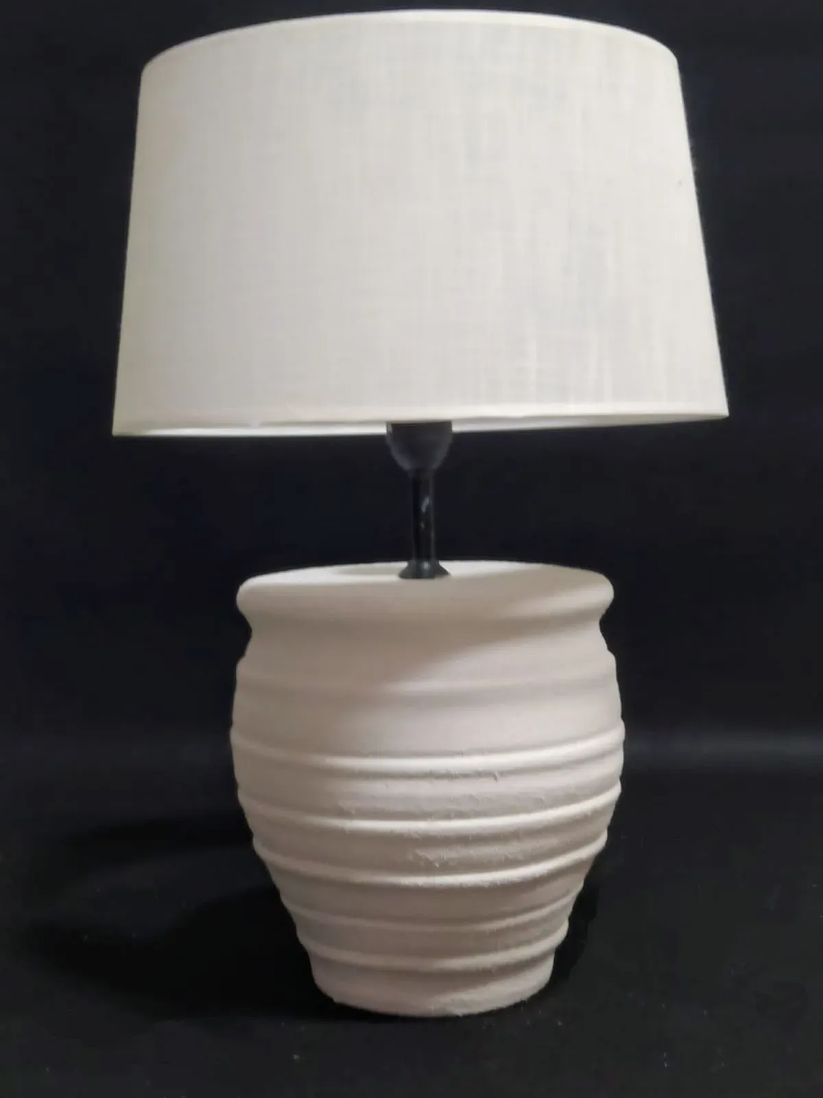 Lámpara de sobremesa de cerámica artesanal vasija