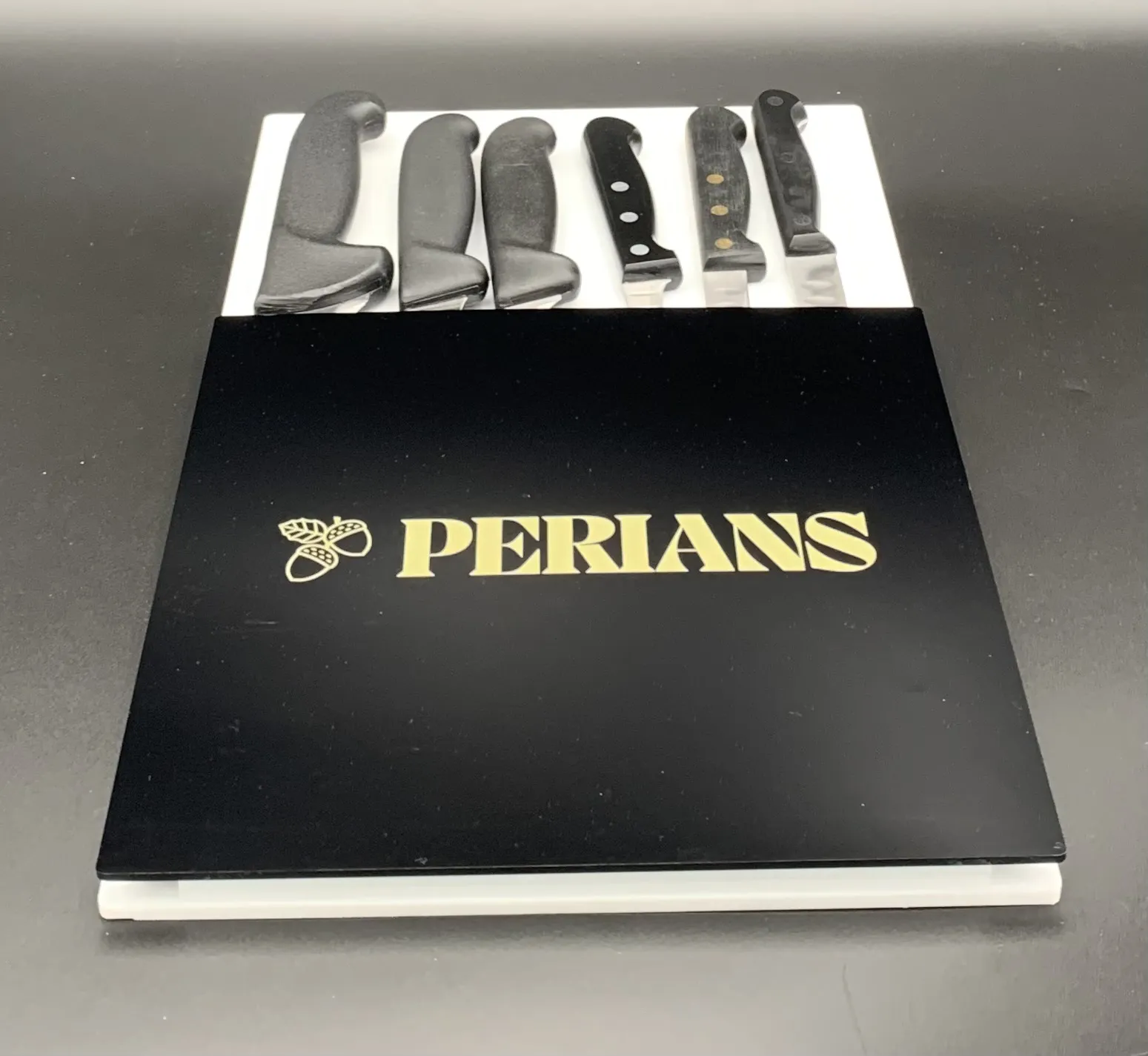 Funda de cuchillos con personalizacion de logo o nombre, echa a mano y realizada en metacrilato. - Imagen 5