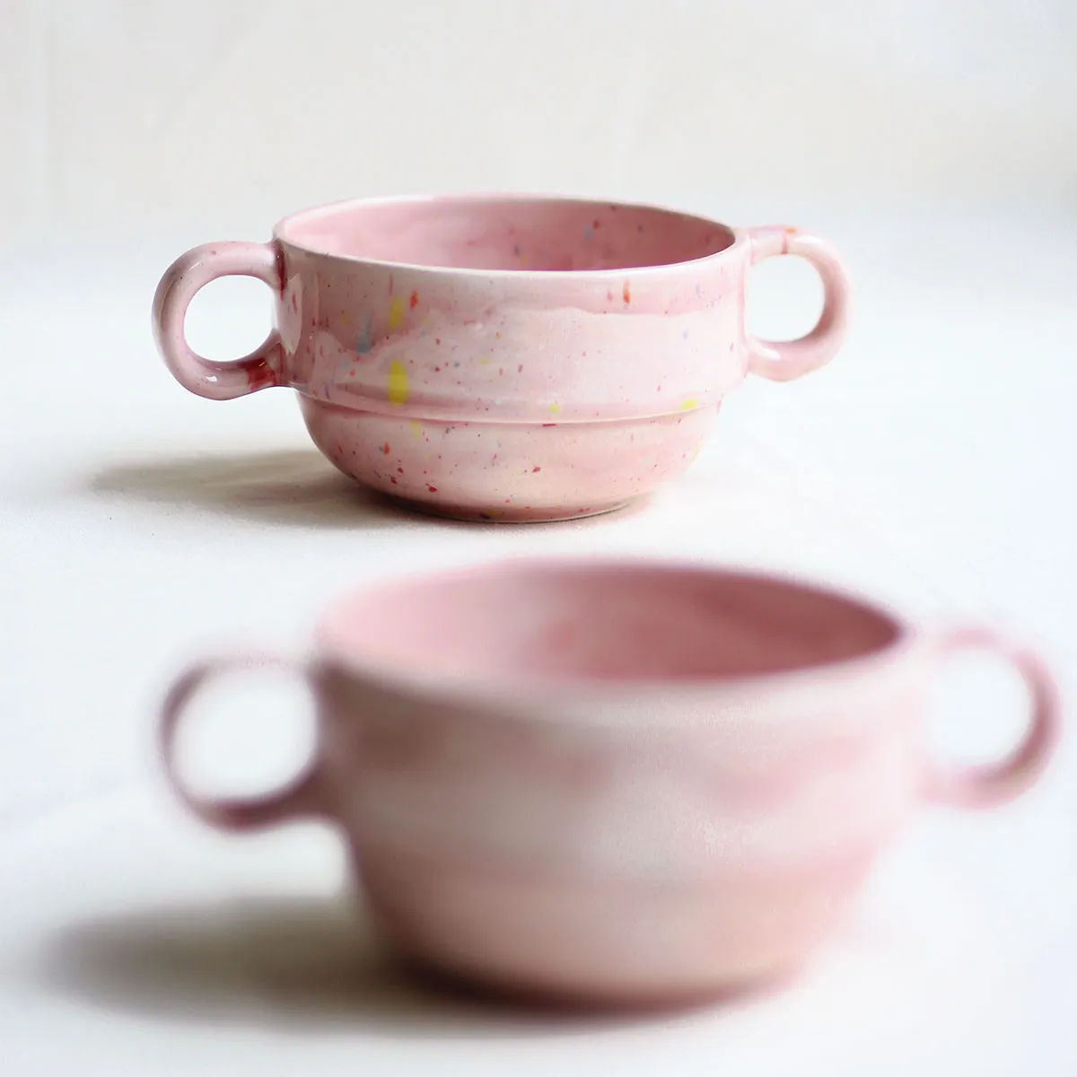 Cuenco con dos asas – Rosa – Colección pinceladas - Imagen 2