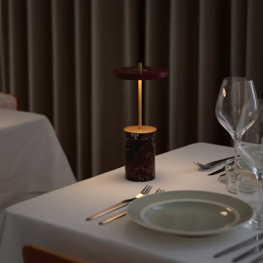 Lámpara de mesa portátil Asteria Move Mini en acero Red Marble - Imagen 4