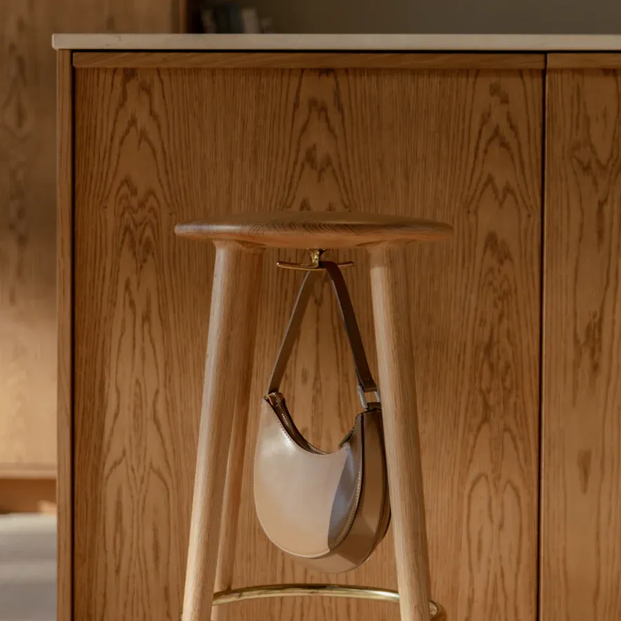 Taburete alto The Socialite en madera de roble Natural Short - Imagen 3