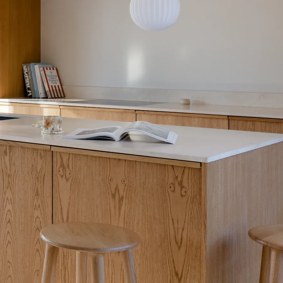 Taburete alto The Socialite en madera de roble Natural Short - Imagen 5