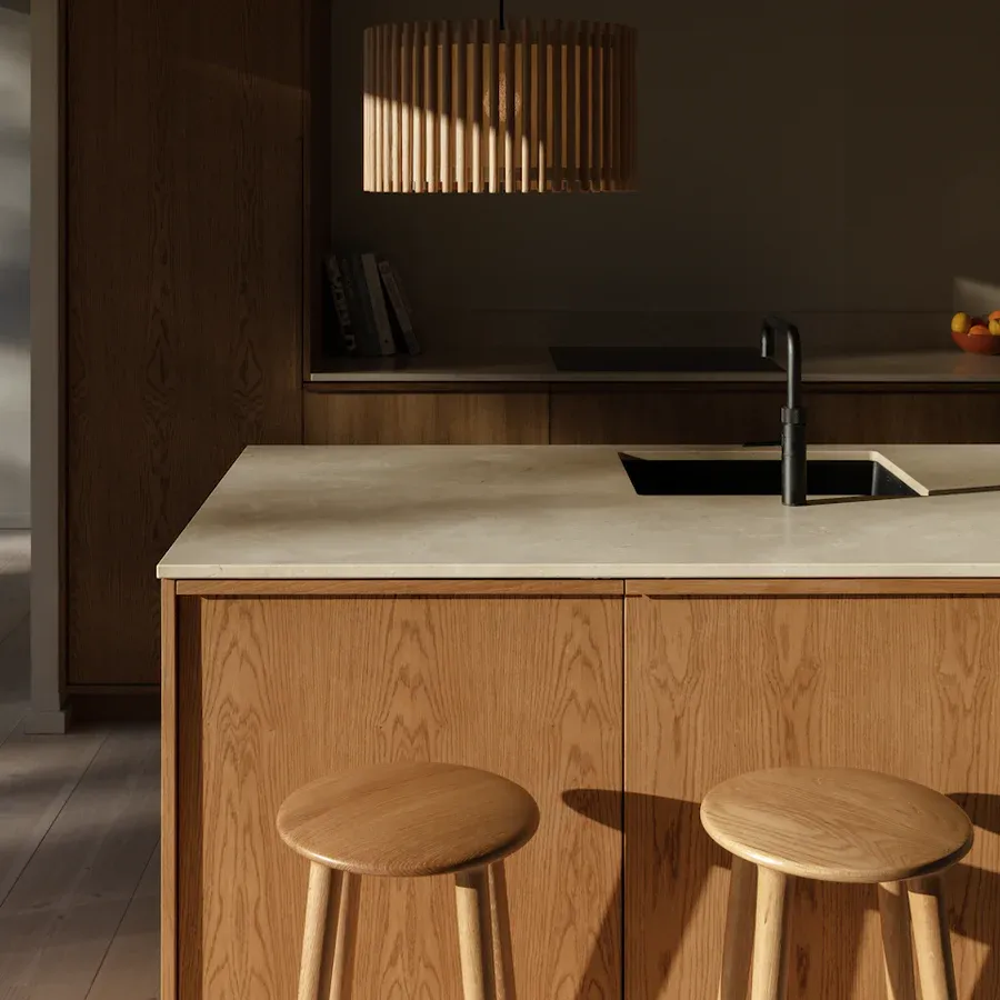 Taburete alto The Socialite en madera de roble Natural Short - Imagen 6