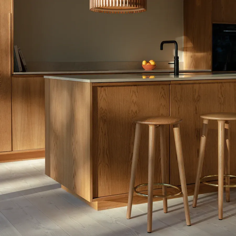 Taburete alto The Socialite en madera de roble Natural Short - Imagen 2