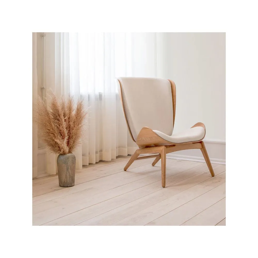 Sillón orejero The Reader en madera de roble tapizado White Sands - Imagen 6