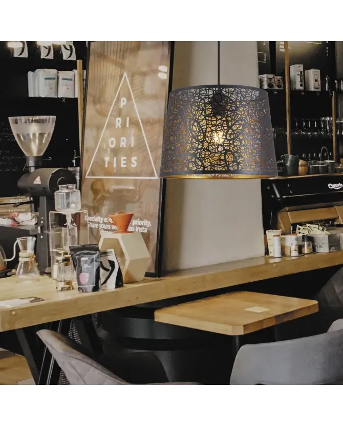 Lámpara colgante Grasse en negro y oro con diseño calado decorativo - Imagen 6