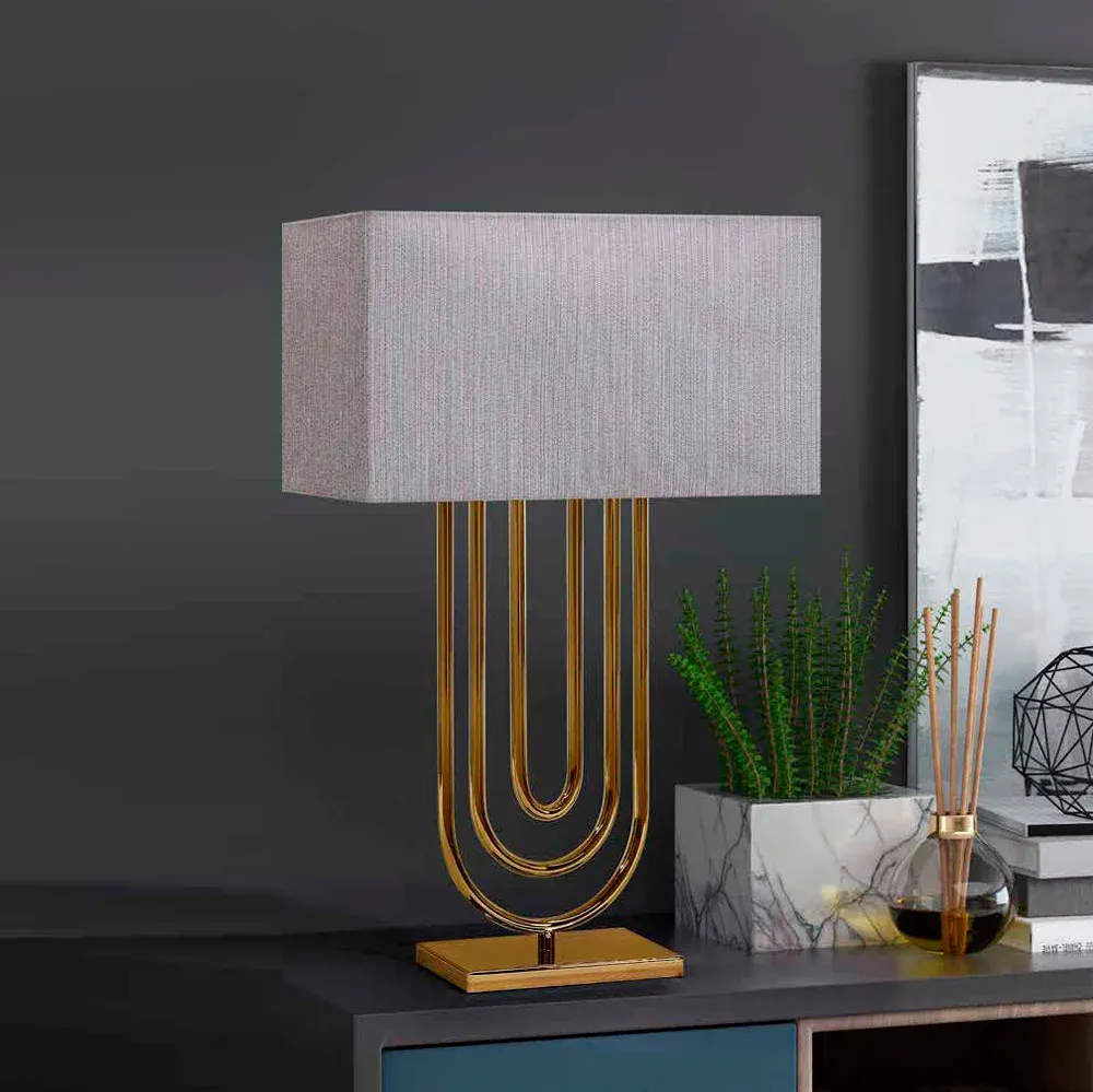 Lámpara dorada con varas