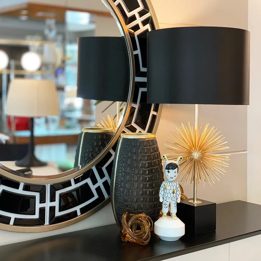 Lámpara de sobremesa dorada con forma de estrella - Imagen 2