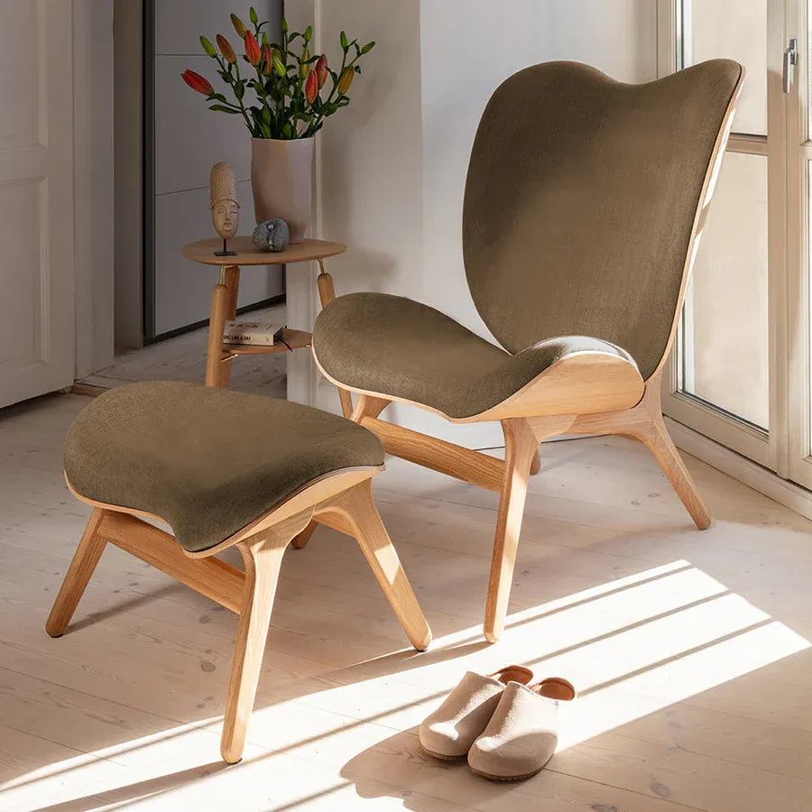 Reposapiés A Conversation Place en madera de roble tapizado Sugar Brown - Imagen 3