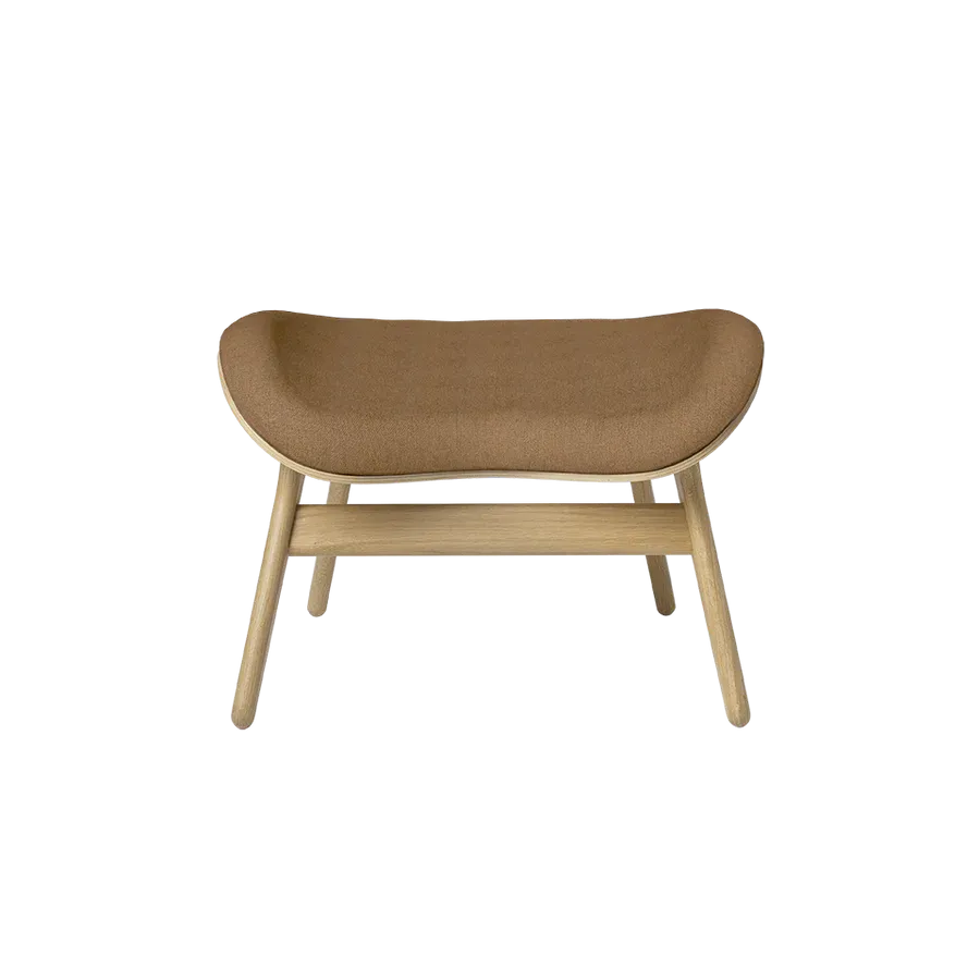 Reposapiés A Conversation Place en madera de roble tapizado Sugar Brown