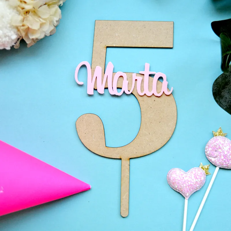 Topper número madera con nombre acrílico